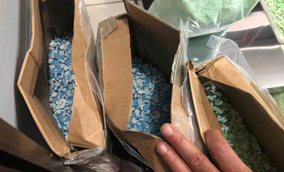 Várias embalagens com drogas sintéticas