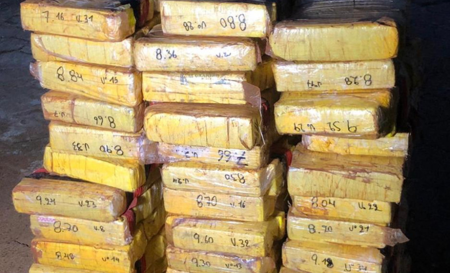 Vários tabletes de droga apreendida