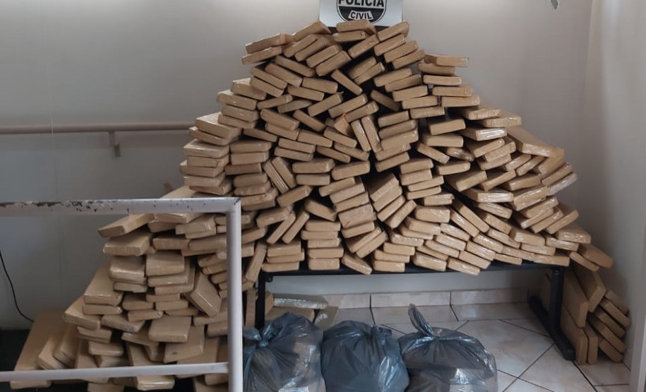 Vários tabletes de droga apreendida