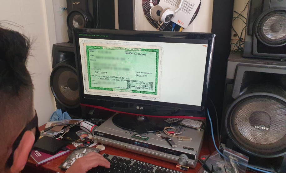 Policial civil verifica arquivos em computador