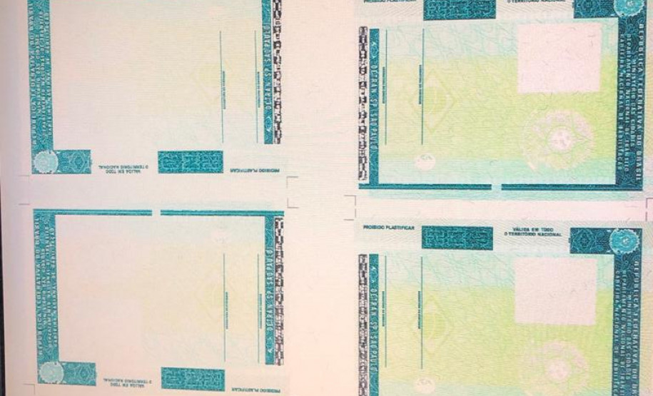 Documento de identidade falsificado