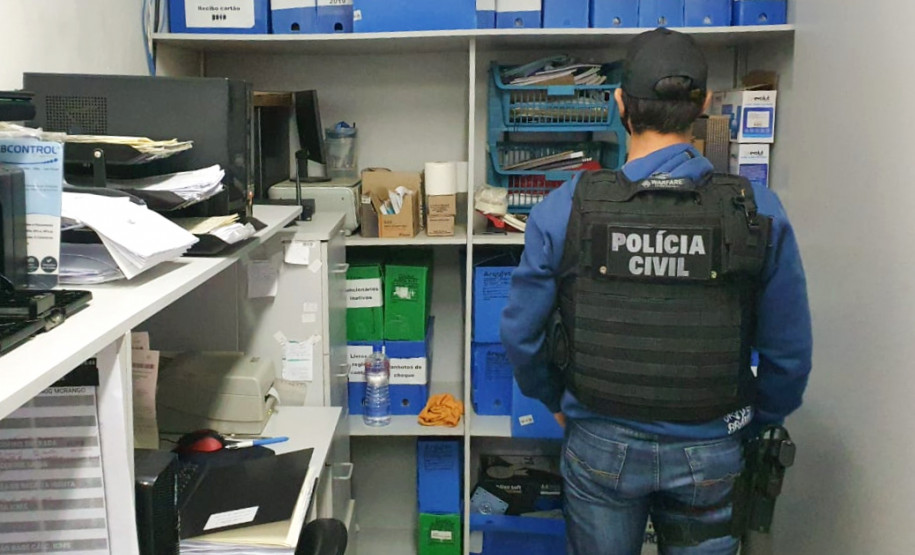 Policial civil observa estante com arquivos