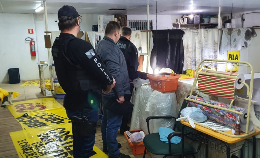 Policiais civis observam local