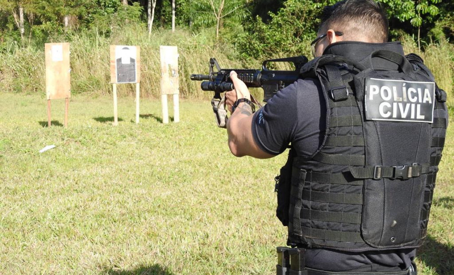 Policial civil apontando fuzil para alvo