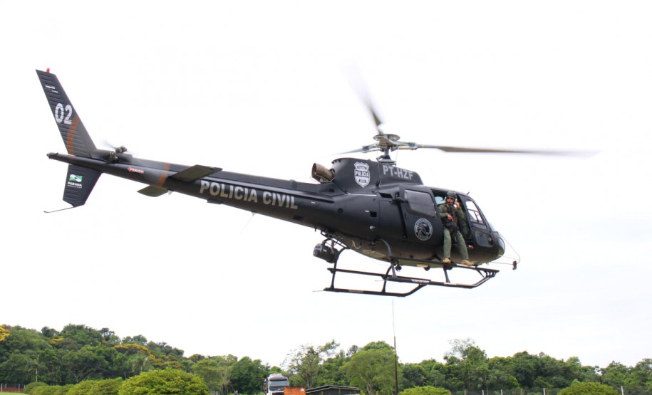Helicóptero da Polícia Civil em voo
