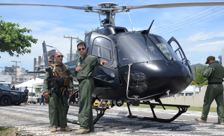 Policiais do GOA junto a helicóptero