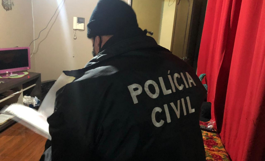 Policial examinando caderno