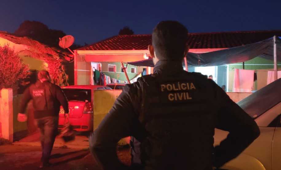 Policiais civis em frente ao local