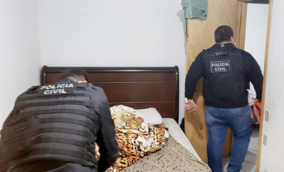 Policiais civis revistando o local