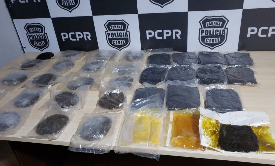 Diversas embalagens com haxixe, sobre uma mesa