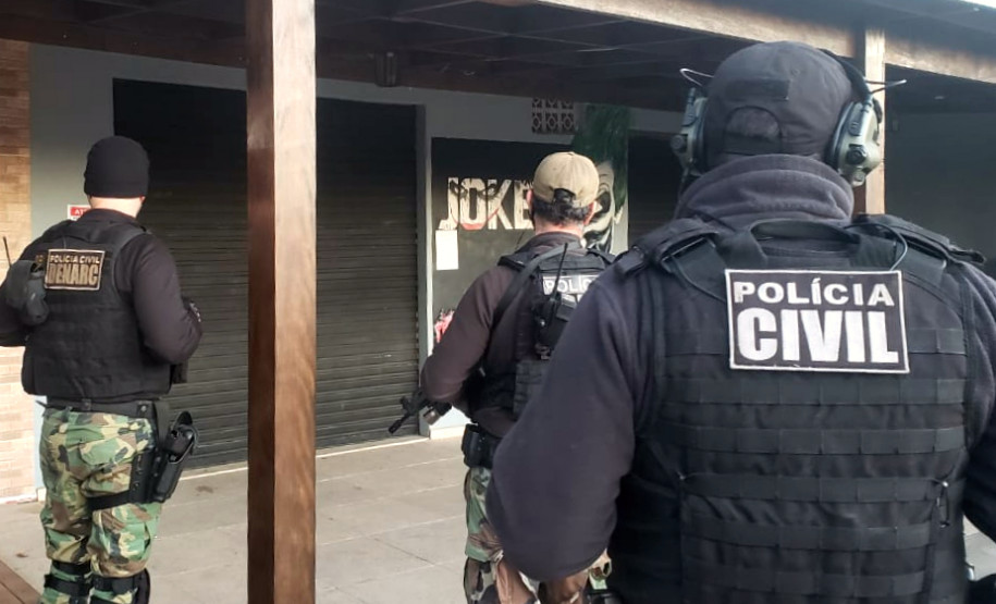 Varios policiais em frente ao estabelecimento