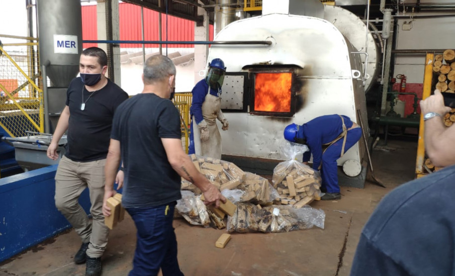 Tabletes de droga sendo colocadas no incinerador