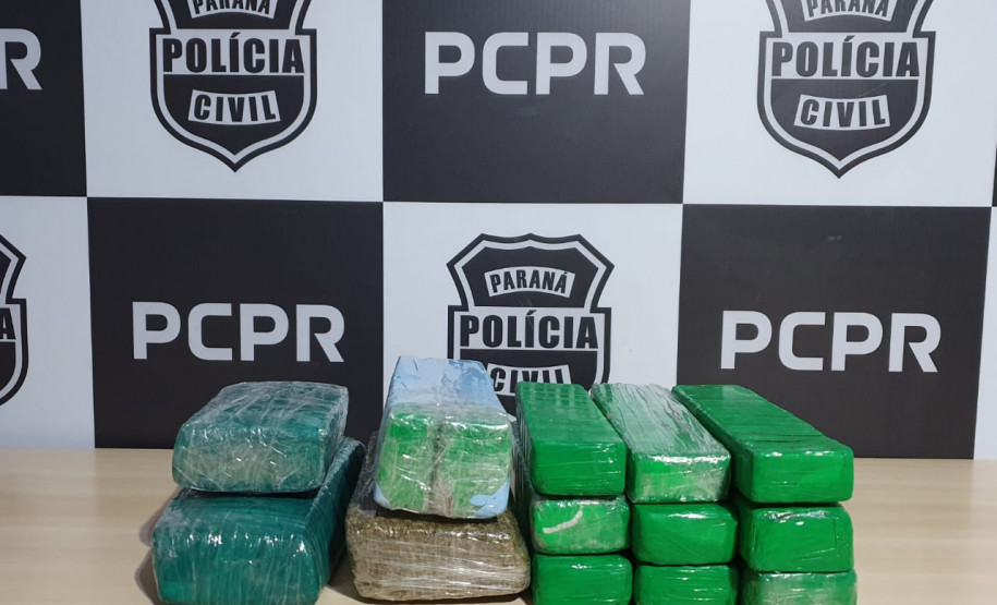 Diversos tabletes de maconha, sobre uma mesa