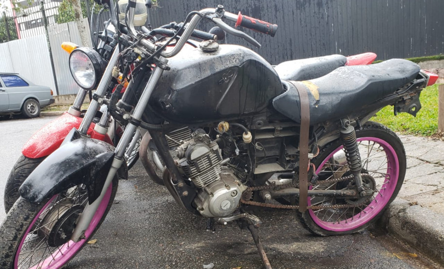 Motocicleta recuperada estacionada