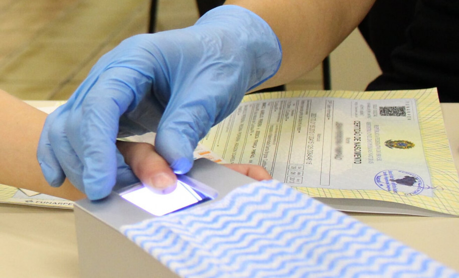 Papiloscopista recolhendo digital de cidadão