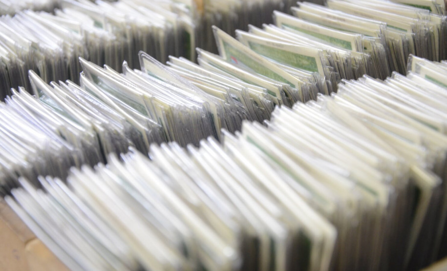 Centenas de documentos de RG enfileirados em caixas