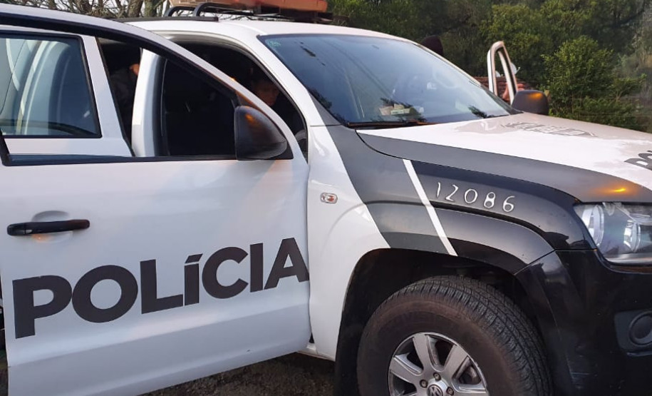 Viatura da polícia civil com as portas abertas