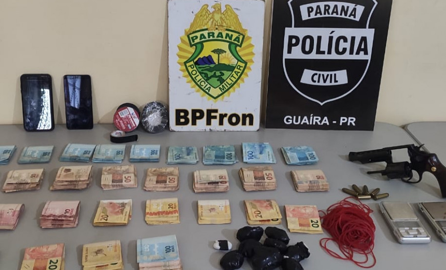 Produtos e dinheiro apreendidos, sobre uma mesa