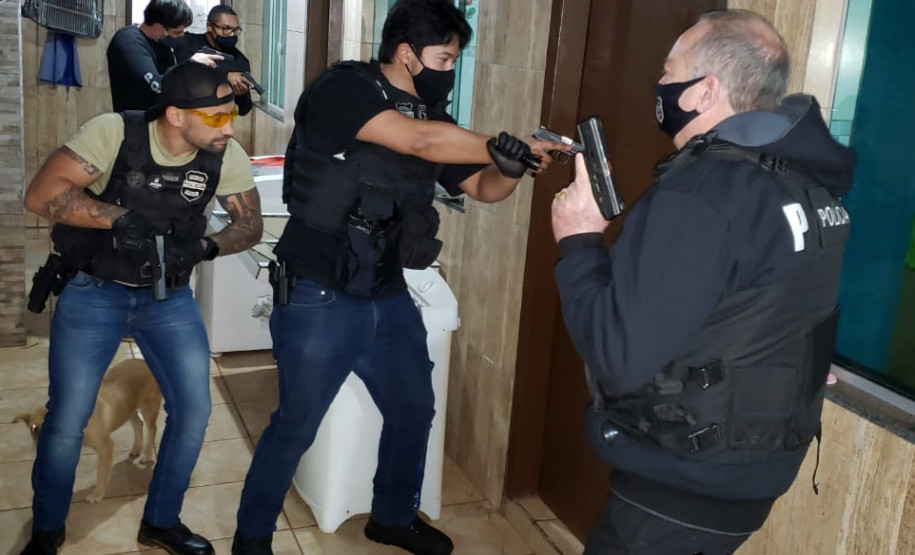 Policiais civis em ação no local