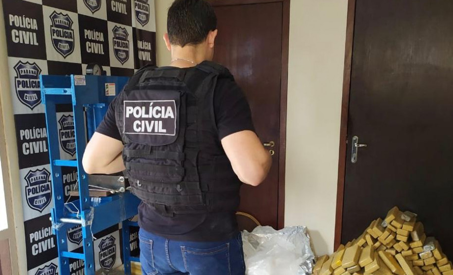 Policial Cvil com as drogas apreendidas