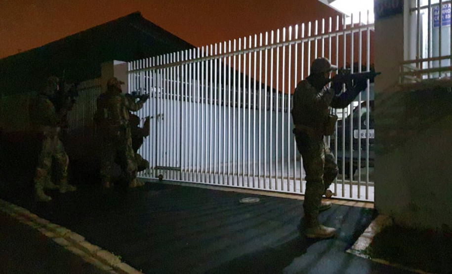 Policiais civis no portão da residência
