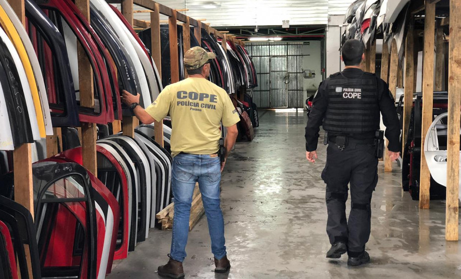 Policiais civis averiguando peças de veículos