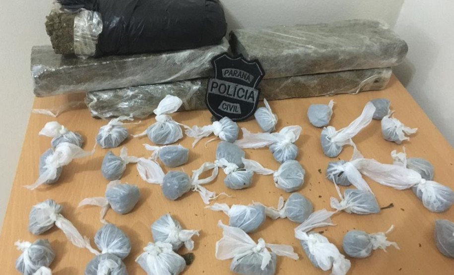 Droga apreendida, sobre uma mesa