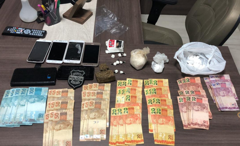 Diversos materiais apreendidos, sobre uma mesa