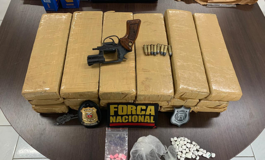 Material apreendido, sobre uma mesa