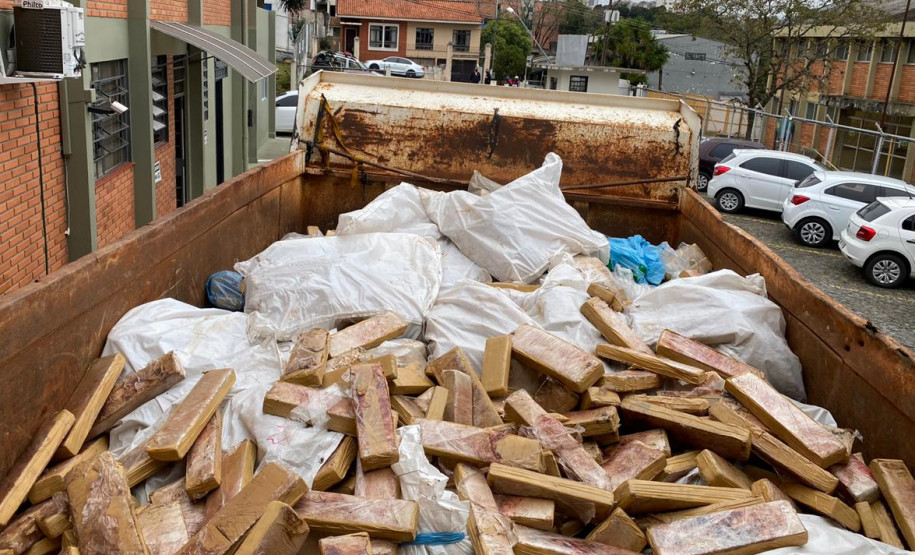 Caminhão carregado com tabletes de droga