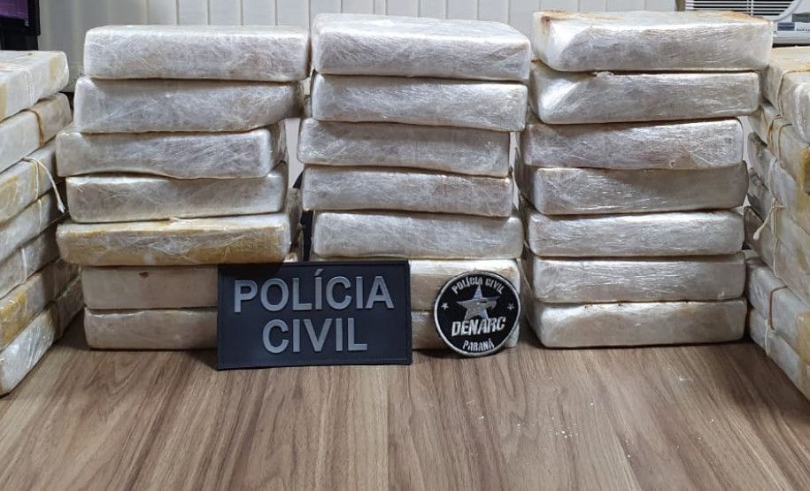 Tabletes de droga, sobre uma mesa