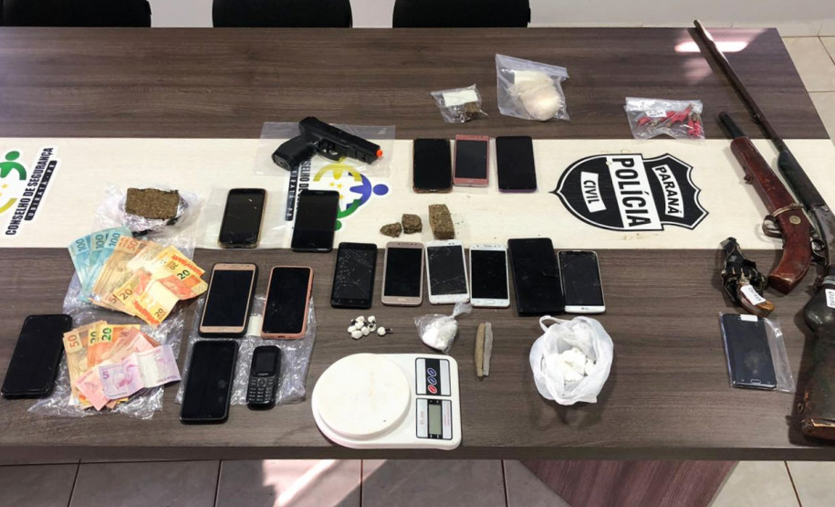 Diversos materiais apreendidos, sobre uma mesa