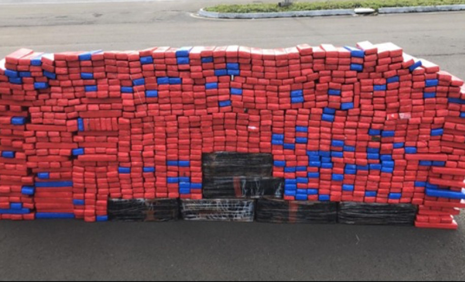 Centenas de tabletes de droga empilhados