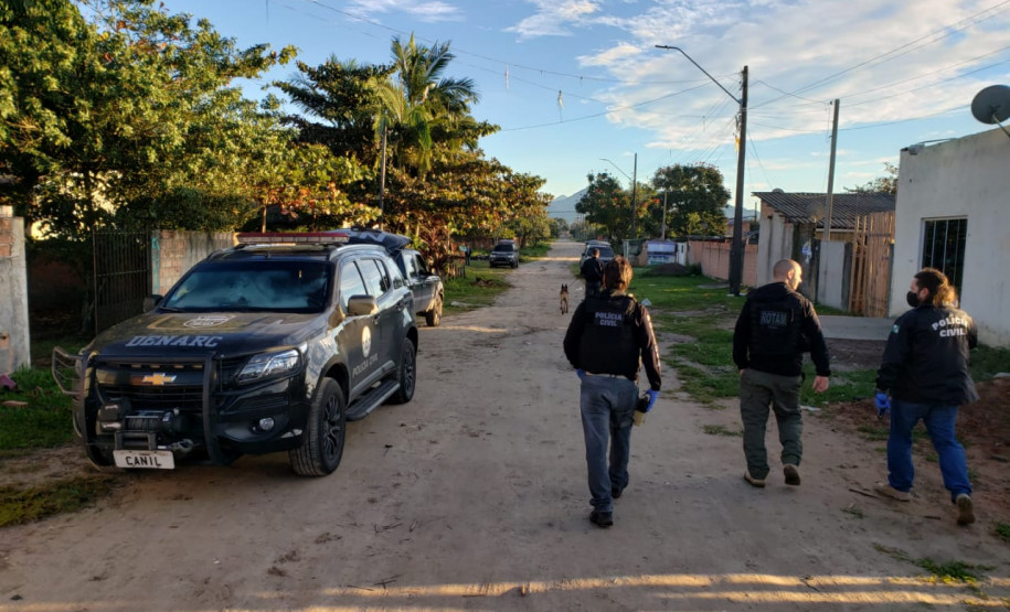 Policiais civis aparecem em rua cumprindo mandados de busca e apreensão