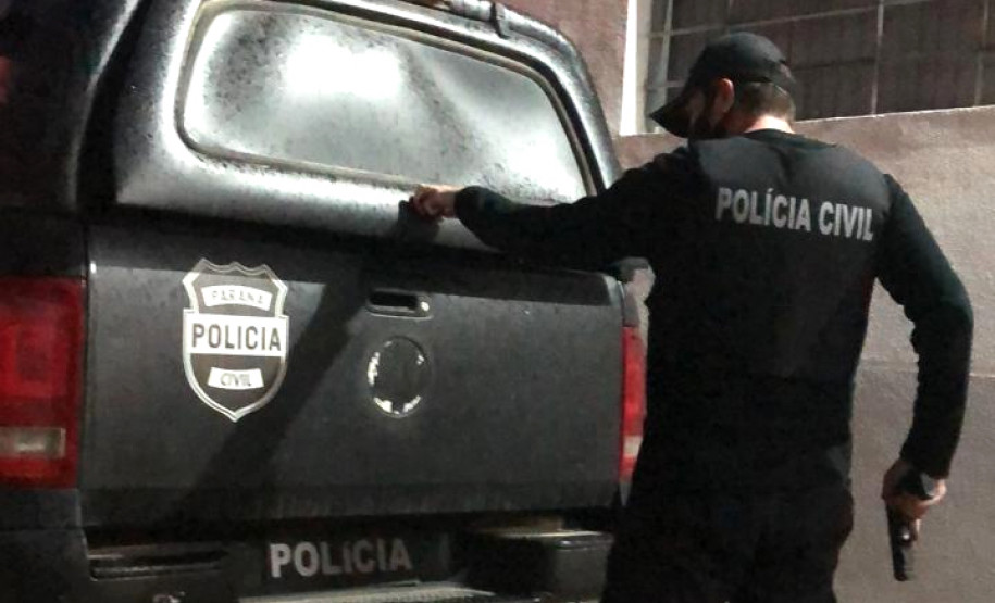 Policial civil abrindo porta-malas de viatura