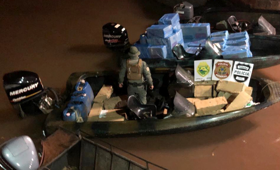Policial civil no interior de um barco, com material apreendido
