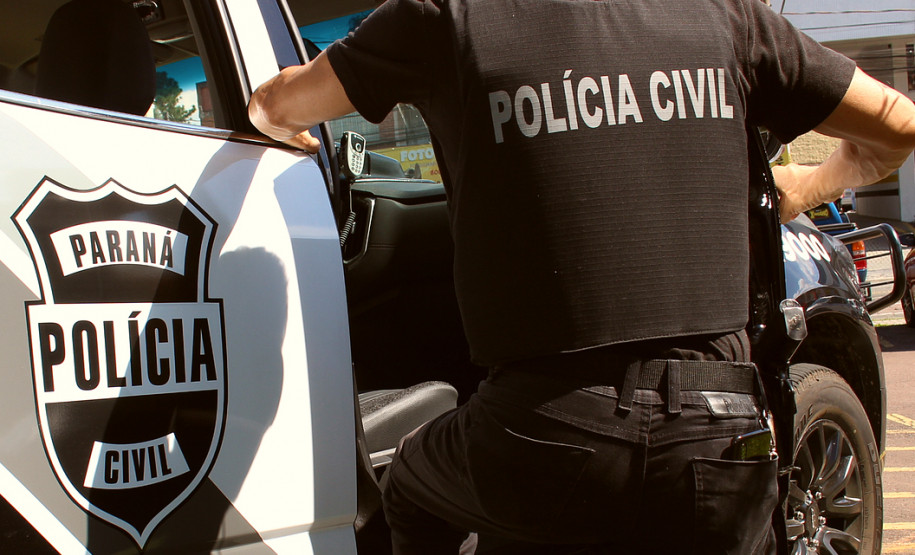Policial civil entrando em viatura