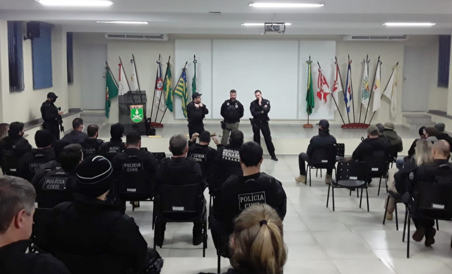 Policiais reunidos recebendo instruções para a operação