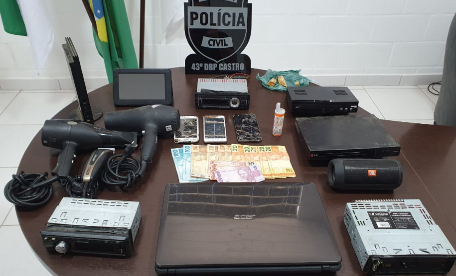 Diversos materias apreendidos, sobre uma mesa