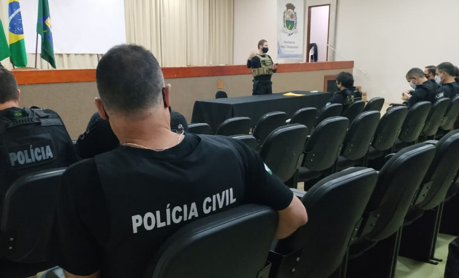 Policiais reunidos para instruções antes da operação