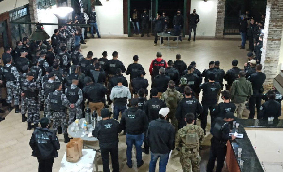 Diversos policiais reunidos, ouvindo as orientações antes de cumprir a operação