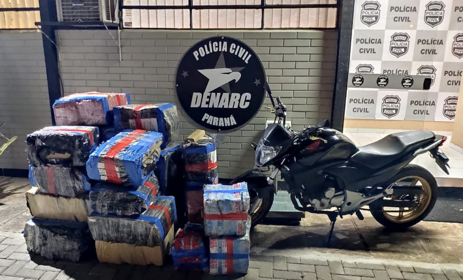 Material apreendido, em frente à delegacia