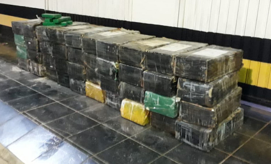 Pacotes de droga apreendida, agrupados no chão