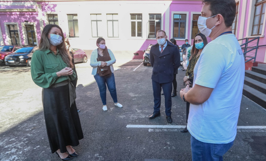 Primeira-dama conversando com o coordenador projeto Unidos Conseguimos