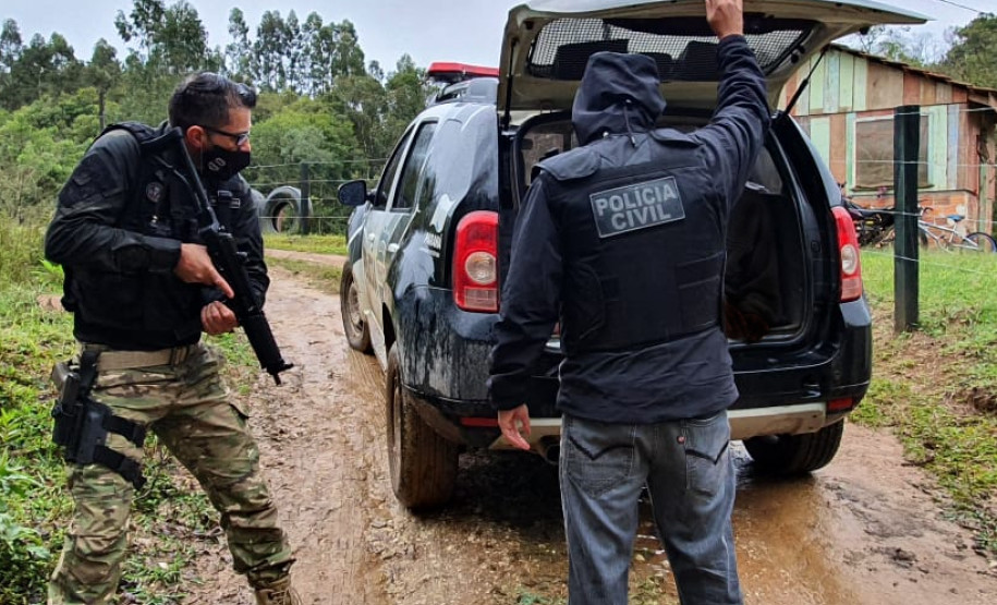 Dois policiais colocam preso no porta-malas da viatura