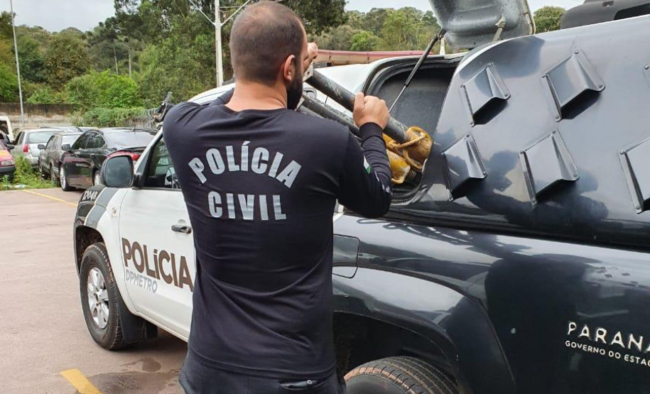 Policial civil retirando material de viatura
