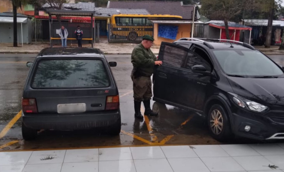 Policiais civil observa veiculo recuperado