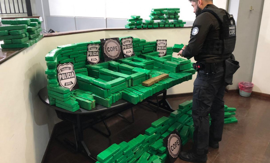 Policial organizando droga apreendida