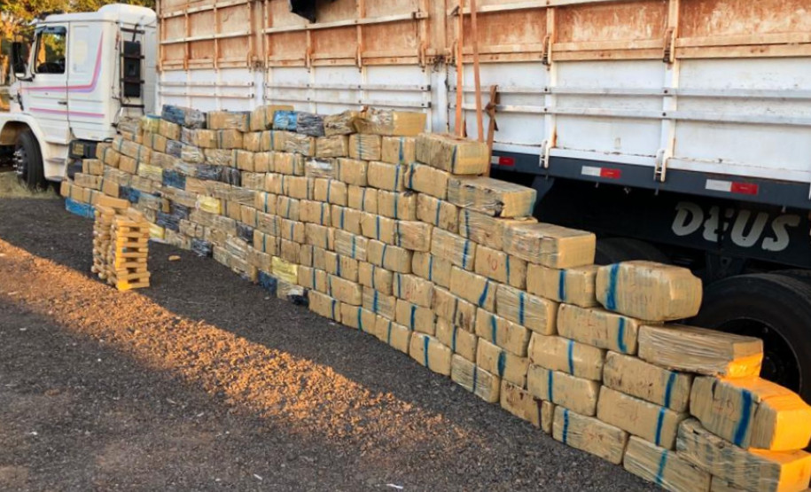 Fardos de droga ao lado de caminhão