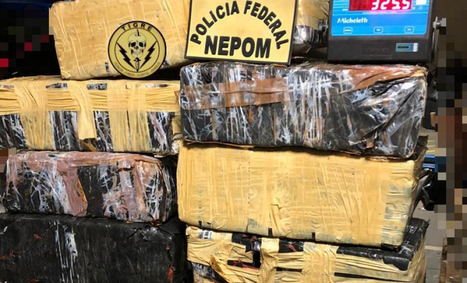 Droga apreendida, sobre uma balança